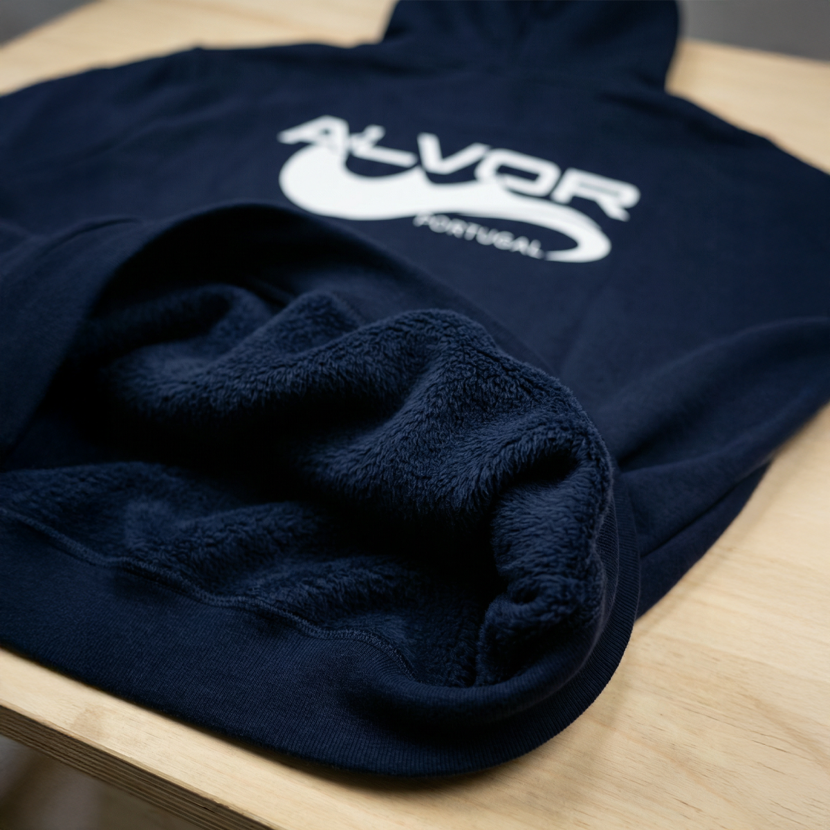 Sweat Alvor - Desportos Náuticos de Alvor showcasing a cozy navy hoodie with a soft inner lining.